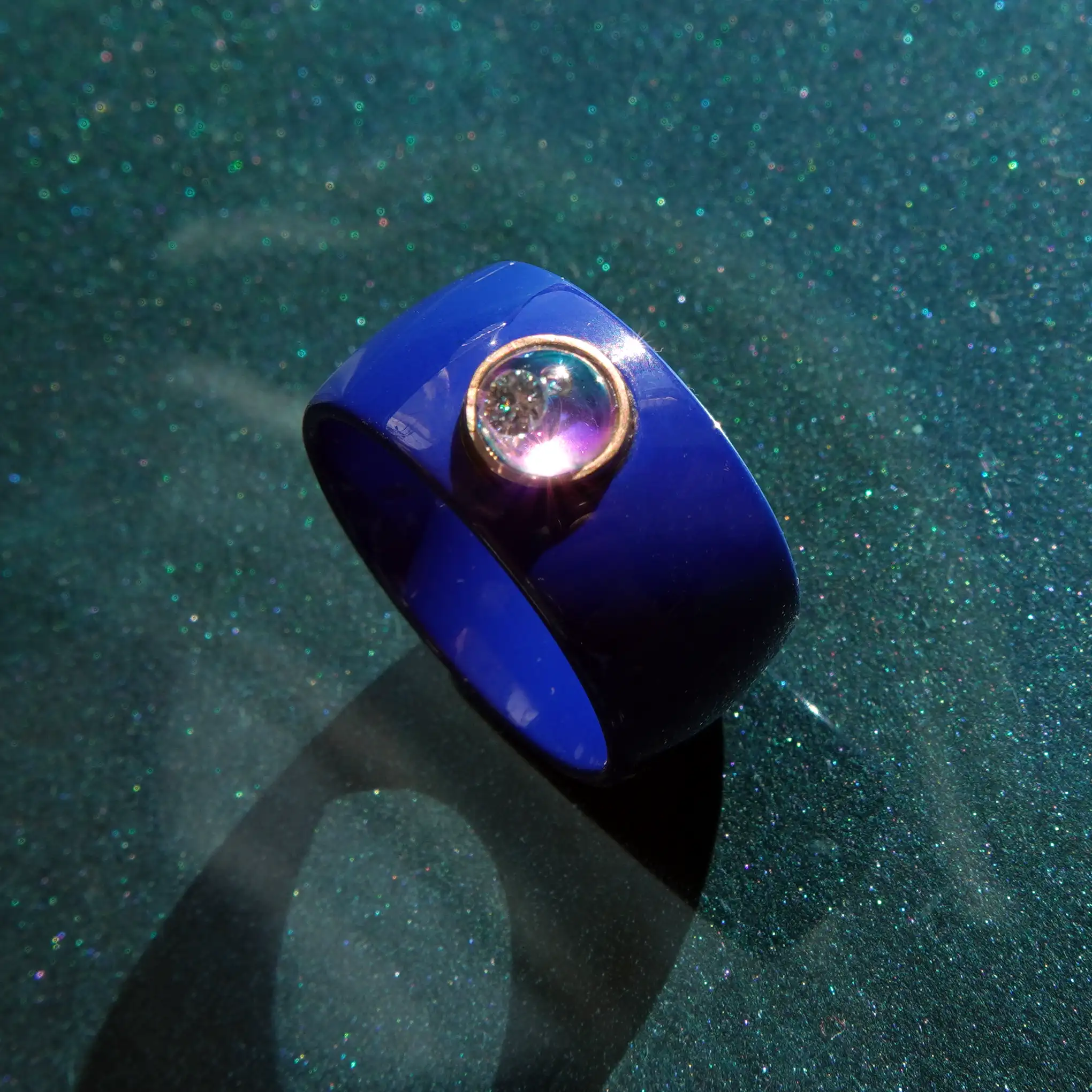 kék gyémánttal kék gyűrű