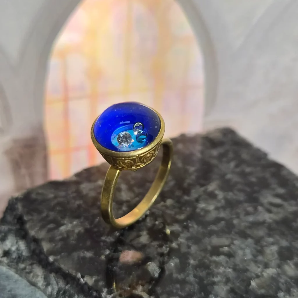 kékség ragyogó rózsák tere templomának üveg gyűrűje