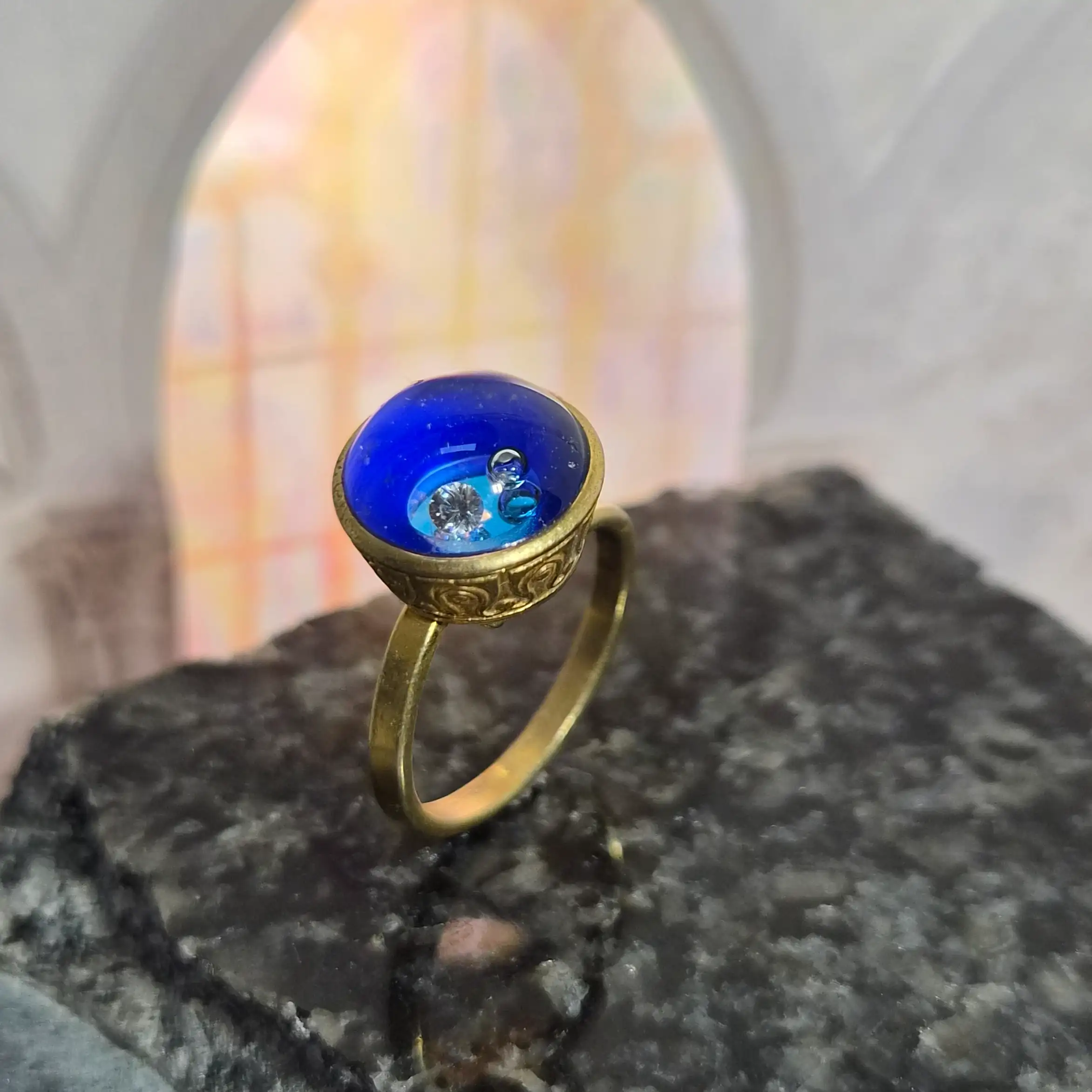 kékség ragyogó rózsák tere templomának üveg gyűrűje